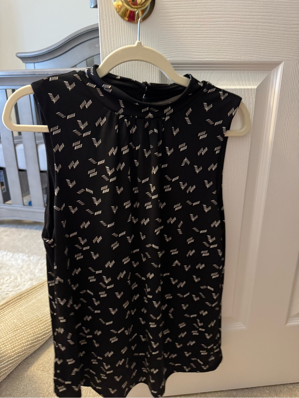 White House Black Market Black Sleeveless Printed Shell Top size large